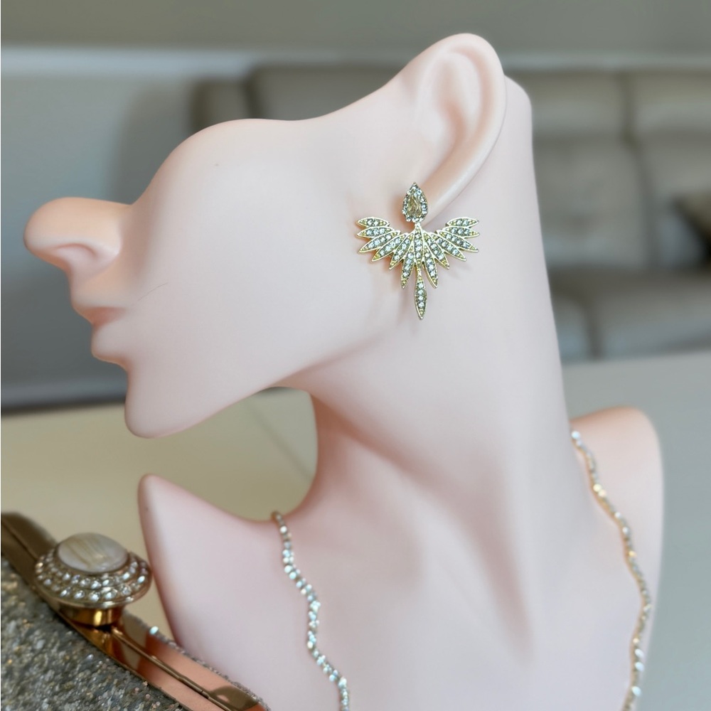 ⚜️ Elegant Gold Winged Earrings - Picture 5 of 10